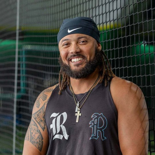 Ein junger Mann lächelt in die Kamera. Er ist Baseballspieler und trägt die LumboLoc Forte Rückenorthese von Bauerfeind.