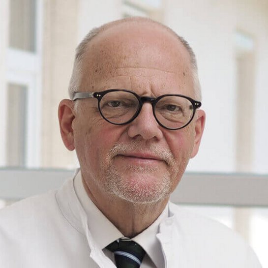 Portraitfoto von Prof. Dr. Hans-Raimund Casser.